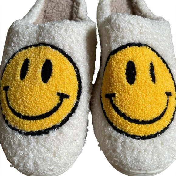 NEW Molatin Fuzzy Smiley Face Slippers Size W 10.5-11 M 9-10 Emoji Loungewear - Picture 3 of 15